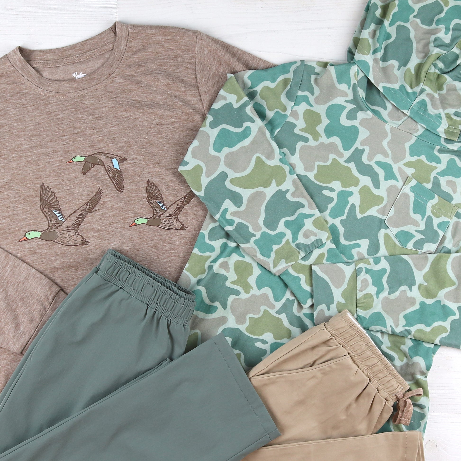 Duck Graphic Tee Khaki Coastal Fog Perf Pants