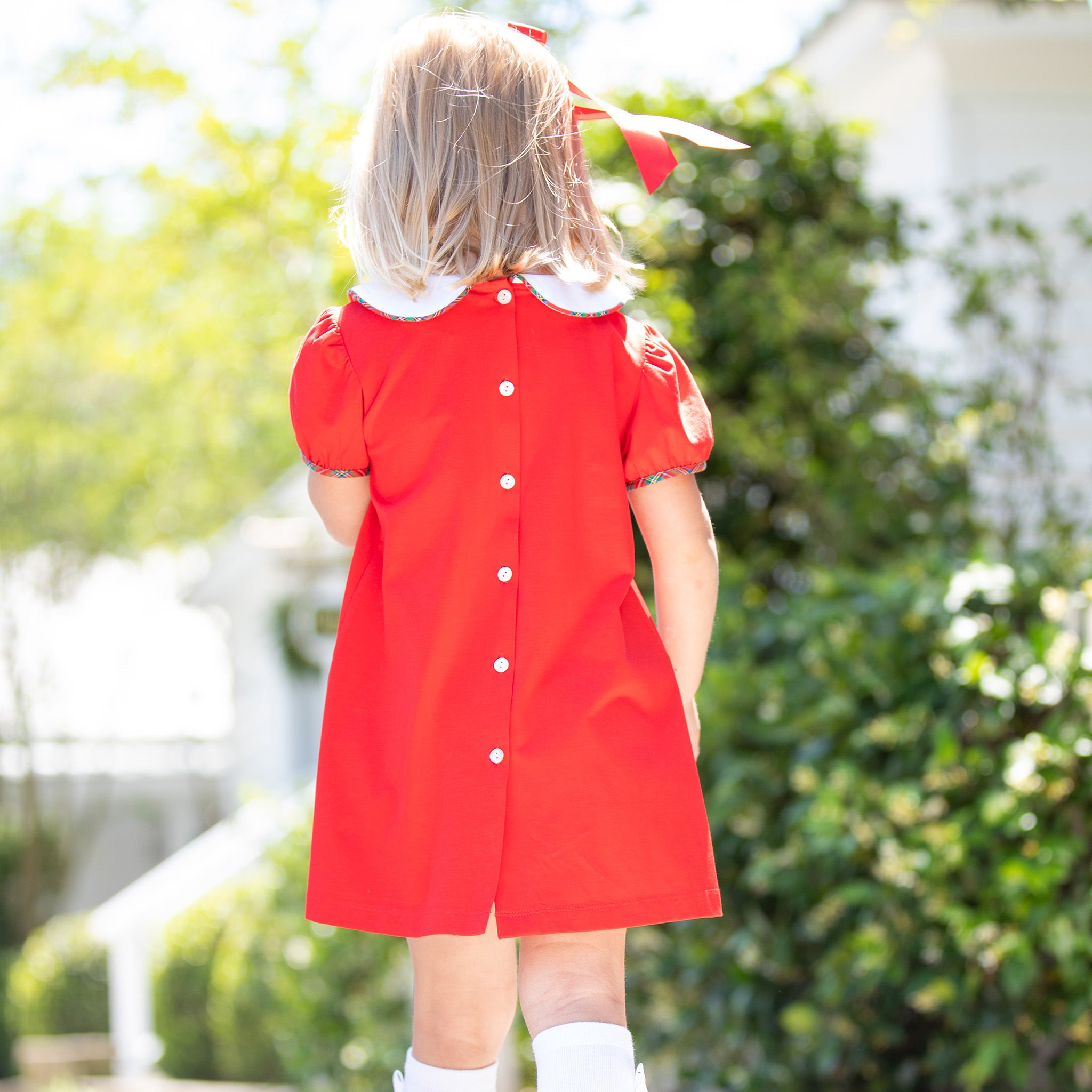 https://shrimpandgritskids.com/cdn/shop/files/sloan-bow-dress-girls-holiday-matching-shrimp-and-grits-childrens-clothing-6.jpg?v=1689703210